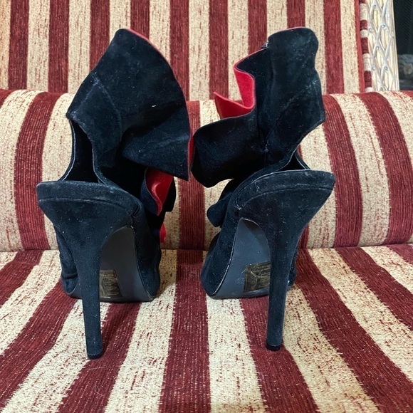Black peek a boo heels with open heel and red and black ruffle size 71/2 - Picture 7 of 8